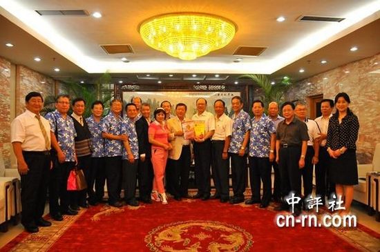 新竹县政府组团赴大陆北京，向国台办递上“2013台湾灯会交流灯区合作计划”书。