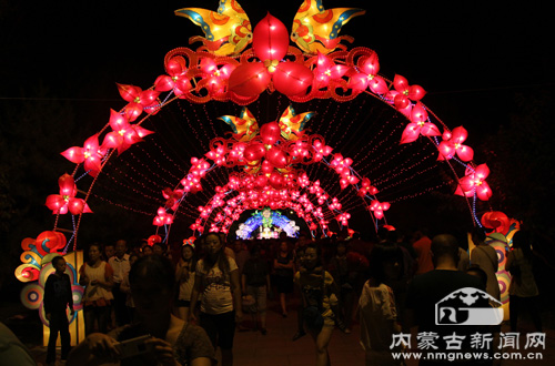 7月12日晚，“草原之夜·炫彩青城”大型彩灯烟花游园会在青城公园开幕。