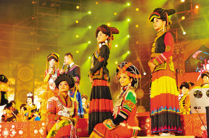 彝族传统选美比赛 本报记者 钟源 摄